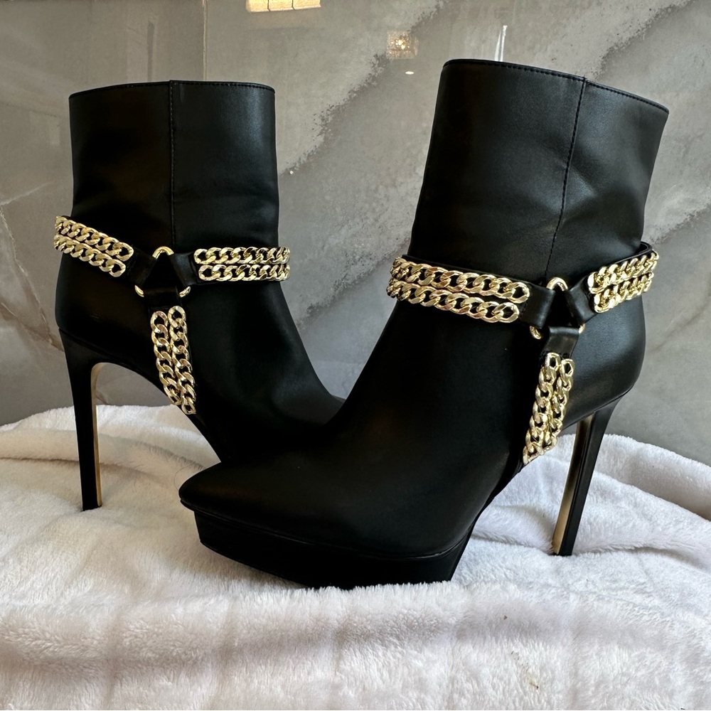 Jennifer Lopez Black Boots with Gold Chain